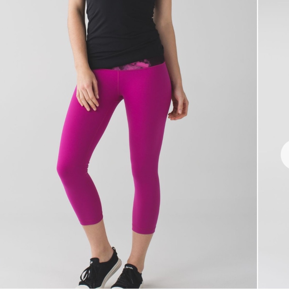 Lululemon Wunder Under Crop (Hi-Rise) *Full-On Luon
Raspberry black size 6